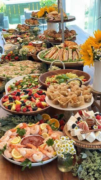Buffet de brunch traiteur dressé par Mademoiselle Soline pour un événement