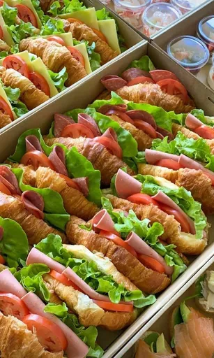 Plateau de croissants garnis pour un brunch traiteur
